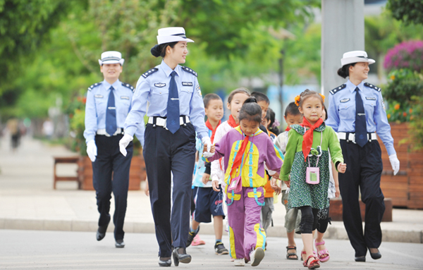 小朋友，不可以乱穿马路！